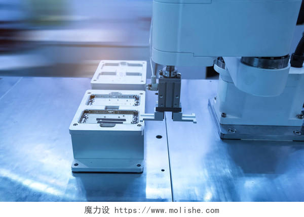 自动机器人在装配生产线在工厂工作智能工厂行业 4.0 概念.